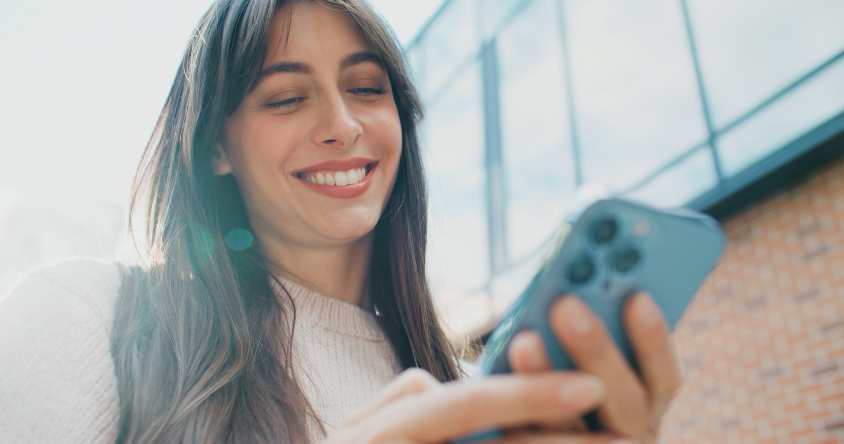 Cliente fechando uma reserva pelo WhatsApp, no celular